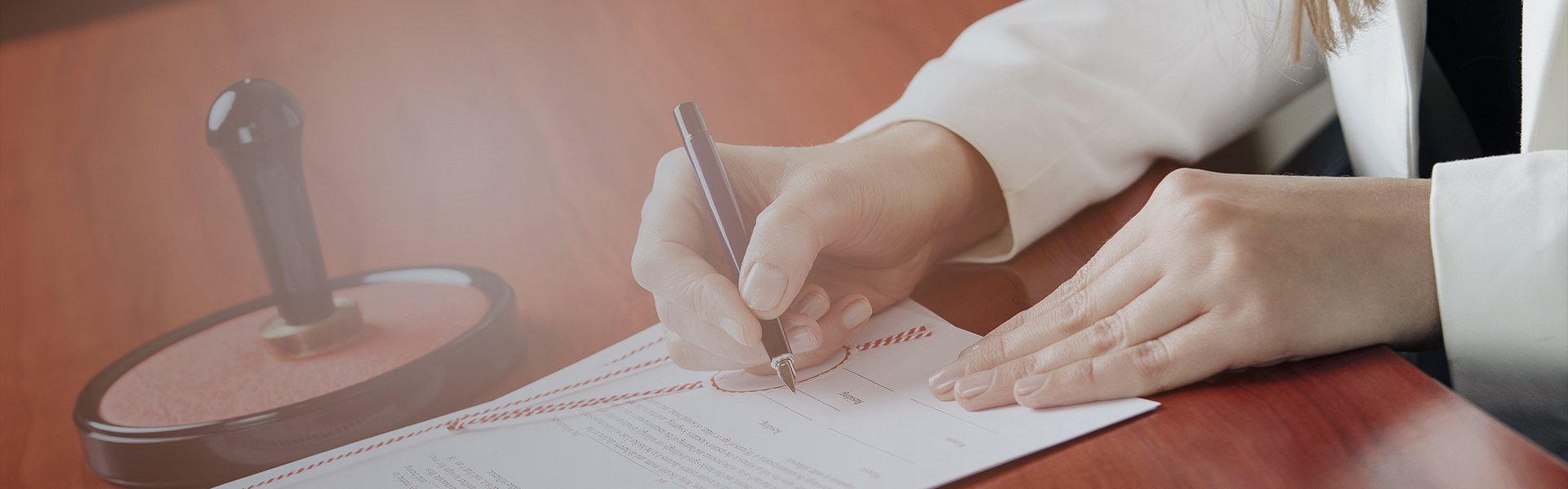 Pisząca dłoń po dokumencie Slajd 4